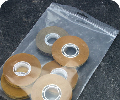 legatoria Sacchetti richiudibili (minigrip), appendibili, 115x155mm TRASPARENTE, in polietilene da 50 micron, aperti sul lato corto, con zip di chiusura. Con perforazione standard europea per essere appesi nei porta blister.