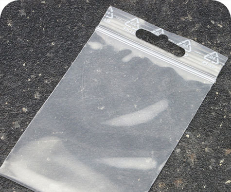 legatoria Sacchetti richiudibili (minigrip), appendibili, 160x220mm TRASPARENTE, in polietilene pesante da 90 micron, aperti sul lato corto, con zip di chiusura. Con perforazione standard europea per essere appesi nei porta blister.