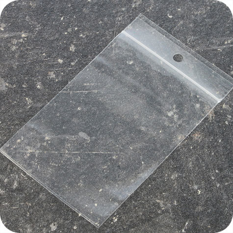 legatoria Sacchetti richiudibili (minigrip), con foro, 120x170mm TRASPARENTE, in polietilene da 50 micron, aperti sul lato corto, con zip di chiusura. Con perforazione circolare.