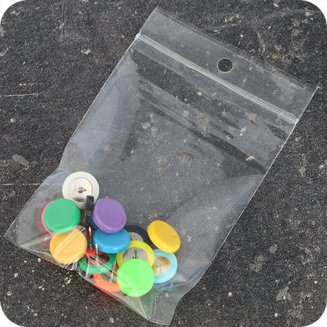 legatoria Sacchetti richiudibili (minigrip), con foro, 80x120mm TRASPARENTE, in polietilene da 50 micron, aperti sul lato corto, con zip di chiusura. Con perforazione circolare.