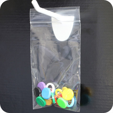 legatoria Sacchetti richiudibili (minigrip), con foro, 100x150mm TRASPARENTE, in polietilene da 50 micron, aperti sul lato corto, con zip di chiusura. Con perforazione circolare.