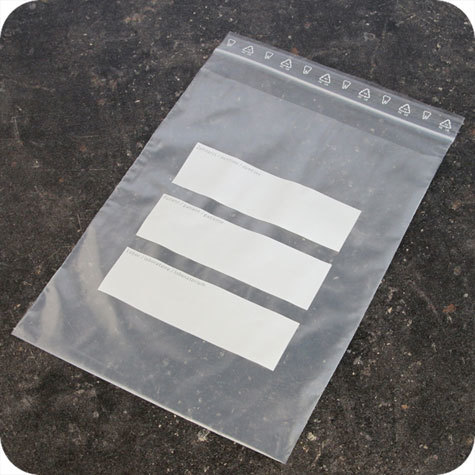 legatoria Sacchetto per odontoiatri, 180x250mm TRASPARENTE, in polietilene da 50 micron, aperti sul lato corto, con zip di chiusura. Con 3 fasce bianche adatte alla scrittura manuale per etichettatura (contrassegnate: Dentist, Patient e Laboratory). Con tasca frontale aggiuntiva da 180x240mm.