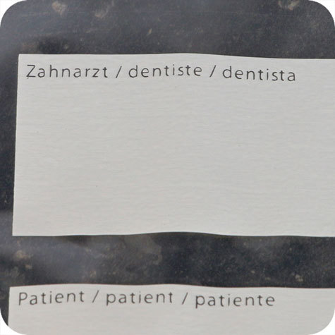 legatoria Sacchetto per odontoiatri, 180x250mm TRASPARENTE, in polietilene da 50 micron, aperti sul lato corto, con zip di chiusura. Con 3 fasce bianche adatte alla scrittura manuale per etichettatura (contrassegnate: Dentist, Patient e Laboratory). Con tasca frontale aggiuntiva da 180x240mm.