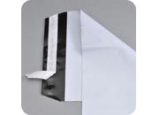 legatoria Sacchetto con chiusura autoadesiva, 250x350mm esterno bianco, interno nero per garantire la riservatezza del contenuto, in polietilene da 70 micron, con patella da 50mm e banda autoadesiva di chiusura sul lato corto, adesivo permanente ad alta adesione, adatta anche per mailing.