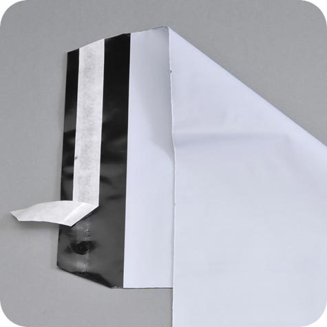 legatoria Sacchetto con chiusura autoadesiva, 250x350mm esterno bianco, interno nero per garantire la riservatezza del contenuto, in polietilene da 70 micron, con patella da 50mm e banda autoadesiva di chiusura sul lato corto, adesivo permanente ad alta adesione, adatta anche per mailing.