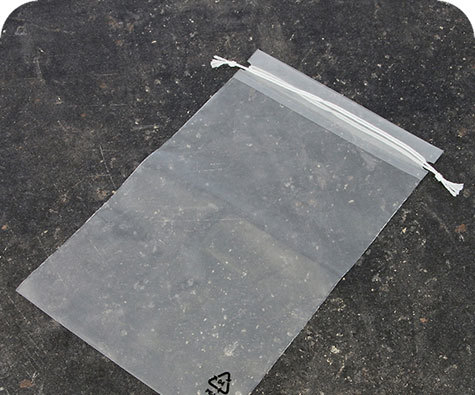 legatoria Sacchetto chiusura a laccio. 300x440mm TRASPARENTE, in polietilene da 50 micron, aperto sul lato corto.