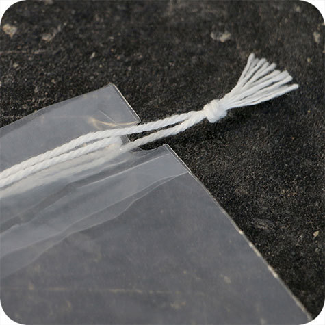 legatoria Sacchetto chiusura a laccio. 250x370mm TRASPARENTE, in polietilene da 50 micron, aperto sul lato corto.