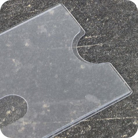 legatoria Porta carta di credito 58x88-91mm TRASPARENTE, in PVC rigido da 400 micron, con fessura di estrazione. Antiriflesso.