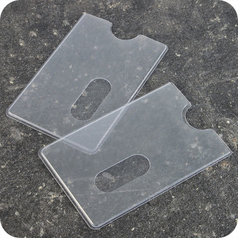 legatoria Porta carta di credito 58x88-91mm TRASPARENTE, in PVC rigido da 400 micron, con fessura di estrazione. Antiriflesso.