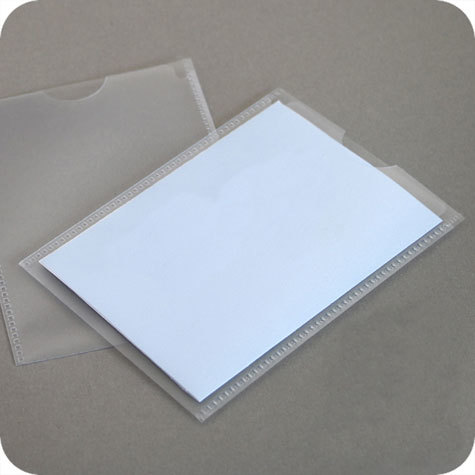 legatoria Busta a U. A6 TRASPARENTE, in polipropilene da 120 micron, aperta sul lato corto, formato A6 (105x148mm), con invito a mezzaluna per facilitarne l�apertura. Formato esterno: 114x160mm.