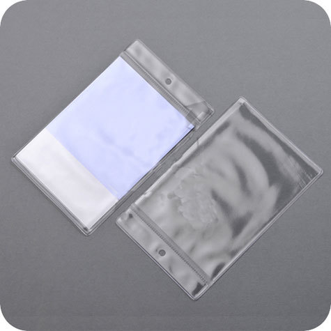legatoria Busta a U. foro 105x148mm(A6) TRASPARENTE, con lato sporgente e con foro da 5mm per lappensione, in PVC morbido da 180 micron, aperta sul lato corto. Contiene fogli formato A6 (10,5x14,85cm). Formato esterno (115x157mm). Senza patella di chiusura.