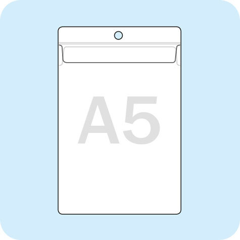 legatoria Busta APPENDIBILE 148x210mm(A5). PATTELLA TRASPARENTE, con lato sporgente e con foro da 5mm per lappensione, in PVC morbido da 160 micron, aperta sul lato corto. Contiene fogli formato A5 (15x21cm). Formato esterno 157x228mm. Con patella di chiusura.