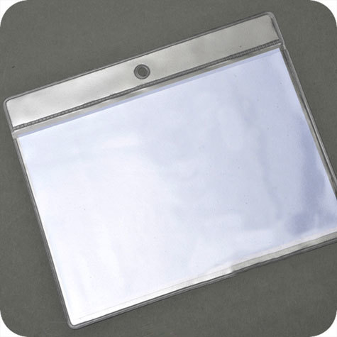 legatoria Busta a U. foro 105x148mm(A6) TRASPARENTE, con lato sporgente e con foro da 5mm per lappensione, in PVC morbido da 180 micron, aperta sul lato lungo. Contiene fogli formato A6 (10,5x14,85cm). Formato esterno (160x115mm). Senza patella di chiuusra.