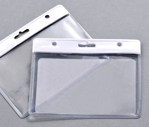 legatoria Portatesserino, 95x65mm TRASPARENTE, aperto sul lato lungo, , con lato sporgente di 12mm, in PVC morbido da 400 micron, con foro europeo + 2 fori laterali da 4 mm, formato 95x65mm, (65x95mm).