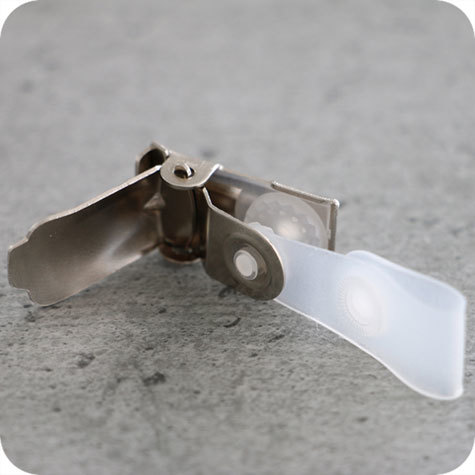 legatoria PortatesserinoMONOfacciale PlasticaRigidaTrasparente, xCreditCard 54x86mm, conCLIP Orientamento ORIZZONTALE e VERTICALE. Dimensioni esterne: 96x64mm. Aperto sul lato corto per inserire 1 tessera formato carta di credito. Pu essere appeso sul lato lungo o corto attraverso le 2 asole ovali formato euro. Completo di molletta clip per appensione..