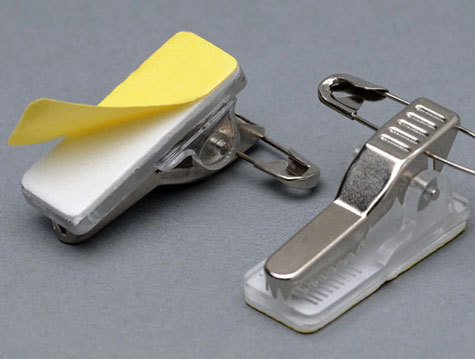 legatoria Molletta autoadesiva combinata con spilla per portabadge NICHELATA, 29x11mm.