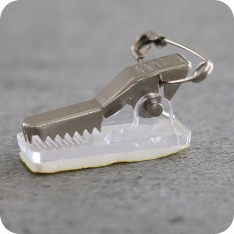 legatoria Molletta autoadesiva combinata con spilla per portabadge NICHELATA, 29x11mm.