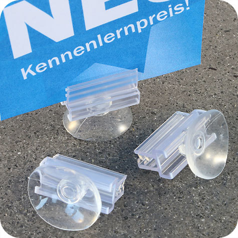 legatoria Ventosa con portabiglietto, 25mm diametro 25mm, con portacarte, angolo di 90 gradi per superfici liscie. Il cartellino risulta essere a 90 gradi rispetto al piano su cui  attacata la ventosa.