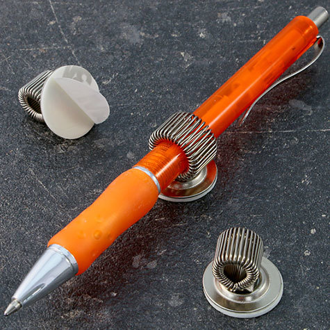 legatoria Portapenne autoadesivo, metallo, 20mm RUOTANTE NICHELATO, base circolare diametro 20 mm, con aggancio flessibile. Adatto a penne di tutte le misure.