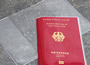 legatoria Copertina leggera per passaporti 130x90mm  TRASPARENTE, copertina con i 2 lati ripiegati a sacco per rivestire il passaporto, in PVC soft da 150 micron, misura aperta: 130x180mm, misura chiusa: 130x90mm (per documenti di viaggio).
