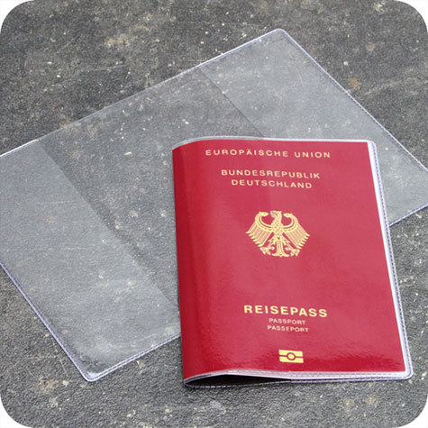 legatoria Copertina leggera per passaporti 130x90mm  TRASPARENTE, copertina con i 2 lati ripiegati a sacco per rivestire il passaporto, in PVC soft da 150 micron, misura aperta: 130x180mm, misura chiusa: 130x90mm (per documenti di viaggio).