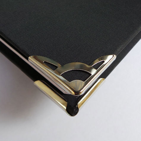legatoria Angolino metallico brunito 22mm per lato, protegge copertine spesse fino a 4,5mm.