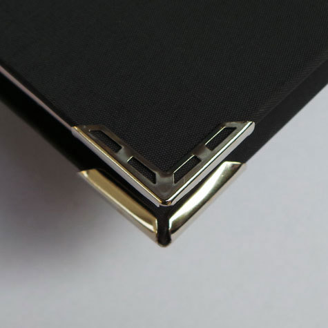 legatoria Angolino metallico nero 22mm per lato, protegge copertine spesse fino a 3,5mm.