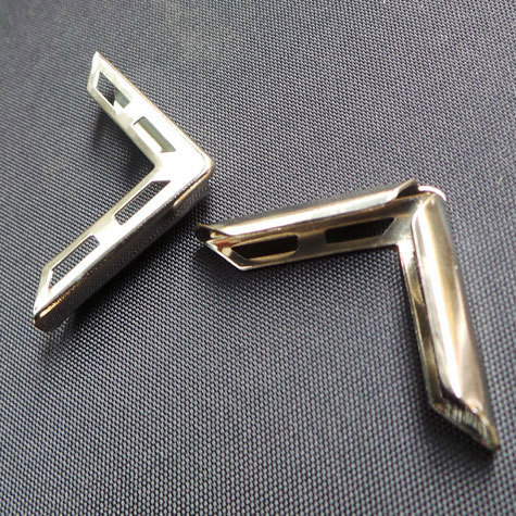 legatoria Angolino metallico nero 22mm per lato, protegge copertine spesse fino a 3,5mm.