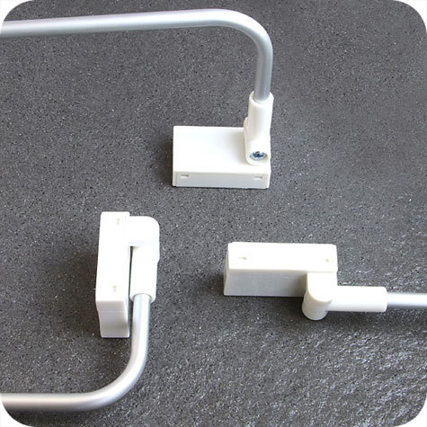 legatoria Porta Banner a base magnetica Per Banner larghi 250 mm. Supporto a -L- in tubo di alluminio con 2 clip di appensione trasparenti.