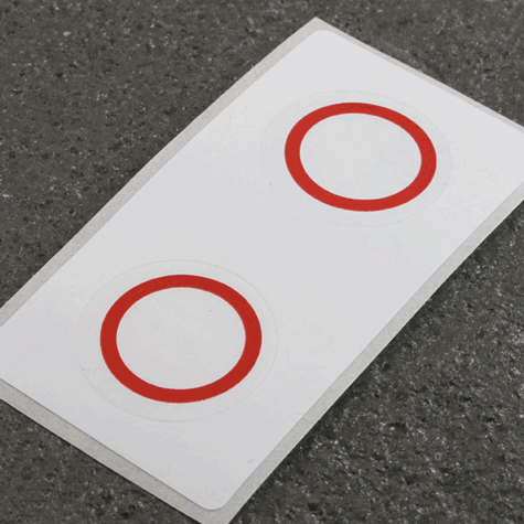 legatoria Segnagiorno adesivo per calendari, 36mm Adesione a carica elettrostatica. Cerchio traslucido rosso con diametro esterno di 32 mm ed interno di 27 mm.