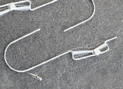 legatoria Gancio di sospensione con filo di nylon 1,5m con avvolgi filo, lunghezza del filo 1,5m. Con ago asolato per l’ancoraggio di pesi fino a 700 grammi.
