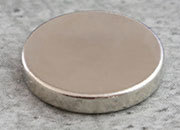 legatoria Calamita diametro 12mm spessore 2.5mm Calamita cilindrica spessore 2.5mm, dischi magnetici al neodimio, grado magnetico N35 forza di attrazione massima: 1500g.