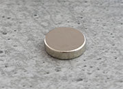 legatoria Calamita diametro 5mm. spessore 2mm Calamite cilindrica al neodimio diametro 5mm, spessore 2mm. Grado magnetico N35. Forza di attrazione 500 g.