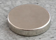 legatoria Calamita diametro 4mm spessore spessore 3mm Calamita cilindrica al neodimio diametro 4mm, spessore 3mm. Grado magnetico N35 (forza di attrazione 400g).