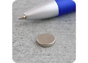 legatoria Calamita diametro 9.5mm spessore 1.5mm Calamita cilindrica al neodimio, diametro 9,5mm spessore 1,5mm, grado magnetico N35. Forza di attrazione 700g.