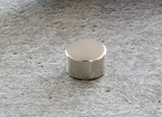 legatoria Calamita diametro 7mm spessore 4mm Calamita cilindrica al neodimio, diametro 7mm spessore 4mm, grado magnetico N35. Forza di attrazione 1100g.
