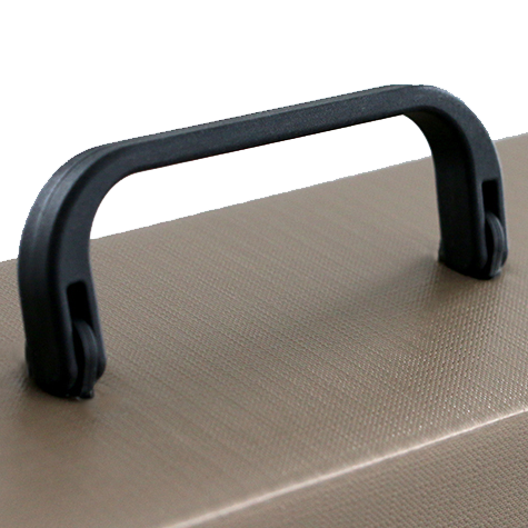 legatoria Maniglia in plastica 118x40x11 mm NERA. Sezione rettangolare, dotata di due occhielli per il fissaggio e larticolazione della maniglia.