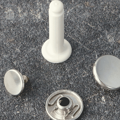 legatoria Bottoneautomaticoapressionecondistanziale da 22 mm NICHELATO, testa diametro 12.4 mm. Capacit perno 22 mm. Il bottone  composto da 4 pezzi*.