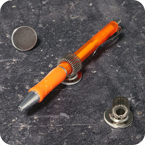 legatoria Portapenne MAGENTICO, metallo, 20mm NICHELATO, base circolare diametro 20 mm, con aggancio flessibile. Adatto a penne di tutte le misure.