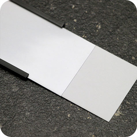 legatoria Porta etichette magnetico 10x40mm Altezza 10mm, lunghezza 40mm, spessore 1mm. Il porta etichette include etichetta in carta e una pellicola protettiva trasparente. Magnete isotropo.