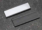 legatoria Porta etichette magnetico 20x100mm Altezza 20mm, lunghezza 100mm, spessore 3mm. Il porta etichette include etichetta in carta e una pellicola protettiva trasparente. Magnete isotropo LEG4261