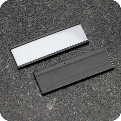 legatoria Porta etichette magnetico 20x150mm Altezza 20mm, lunghezza 150mm, spessore 3mm. Il porta etichette include etichetta in carta e una pellicola protettiva trasparente. Magnete isotropo.