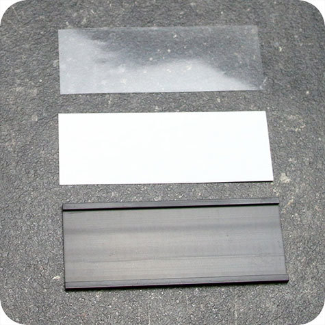 legatoria Porta etichette magnetico 20x100mm Altezza 20mm, lunghezza 100mm, spessore 3mm. Il porta etichette include etichetta in carta e una pellicola protettiva trasparente. Magnete isotropo.
