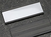 legatoria Porta etichette magnetico 40x100mm Altezza 40mm, lunghezza 100mm, spessore 1mm. Il porta etichette include etichetta in carta e una pellicola protettiva trasparente. Magnete isotropo LEG3341