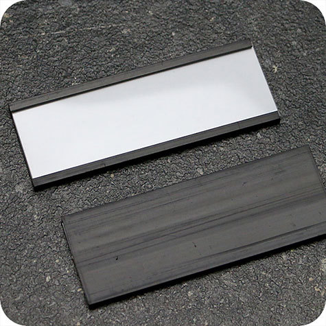 legatoria Porta etichette magnetico 40x70mm Altezza 40mm, lunghezza 70mm, spessore 1mm. Il porta etichette include etichetta in carta e una pellicola protettiva trasparente. Magnete isotropo.