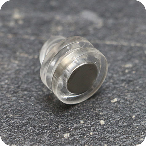 legatoria Occhiello magnetico 16 TRASPARENTE, in plastica, con magnete al neodimio. Diametro 16mm, alto 16mm, calamita con grado magnetico N35 (forza di attrazione massima:1500g).