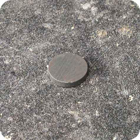 legatoria Calamita diametro 15mm spessore 3mm Calamita cilindrica in ferrite, spessore 3mm, dischi magnetici in FERRITE, grado magnetico Y35 forza di attrazione massima: 260g.