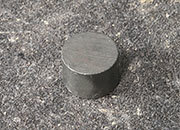 legatoria Calamita diametro 15mm spessore 10mm Calamita cilindrica in ferrite, spessore 10mm, dischi magnetici in FERRITE, grado magnetico Y35 forza di attrazione massima: 750g.
