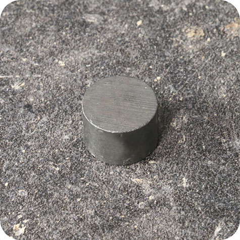 legatoria Calamita diametro 15mm spessore 10mm Calamita cilindrica in ferrite, spessore 10mm, dischi magnetici in FERRITE, grado magnetico Y35 forza di attrazione massima: 750g.