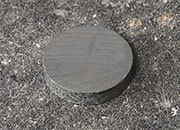 legatoria Calamita diametro 25mm spessore 5mm Calamita cilindrica in ferrite, spessore 5mm, dischi magnetici in FERRITE, grado magnetico Y35 forza di attrazione massima: 800g.
